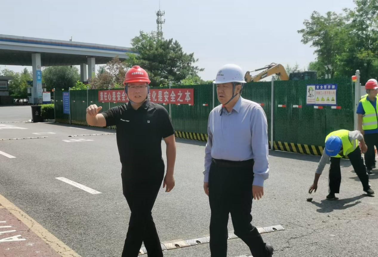 提進度 抓質(zhì)量 保安全——河北省冀交能源公司執(zhí)行董事韓金毅帶隊深入京石高速光伏項目施工現(xiàn)場視察指導(dǎo)