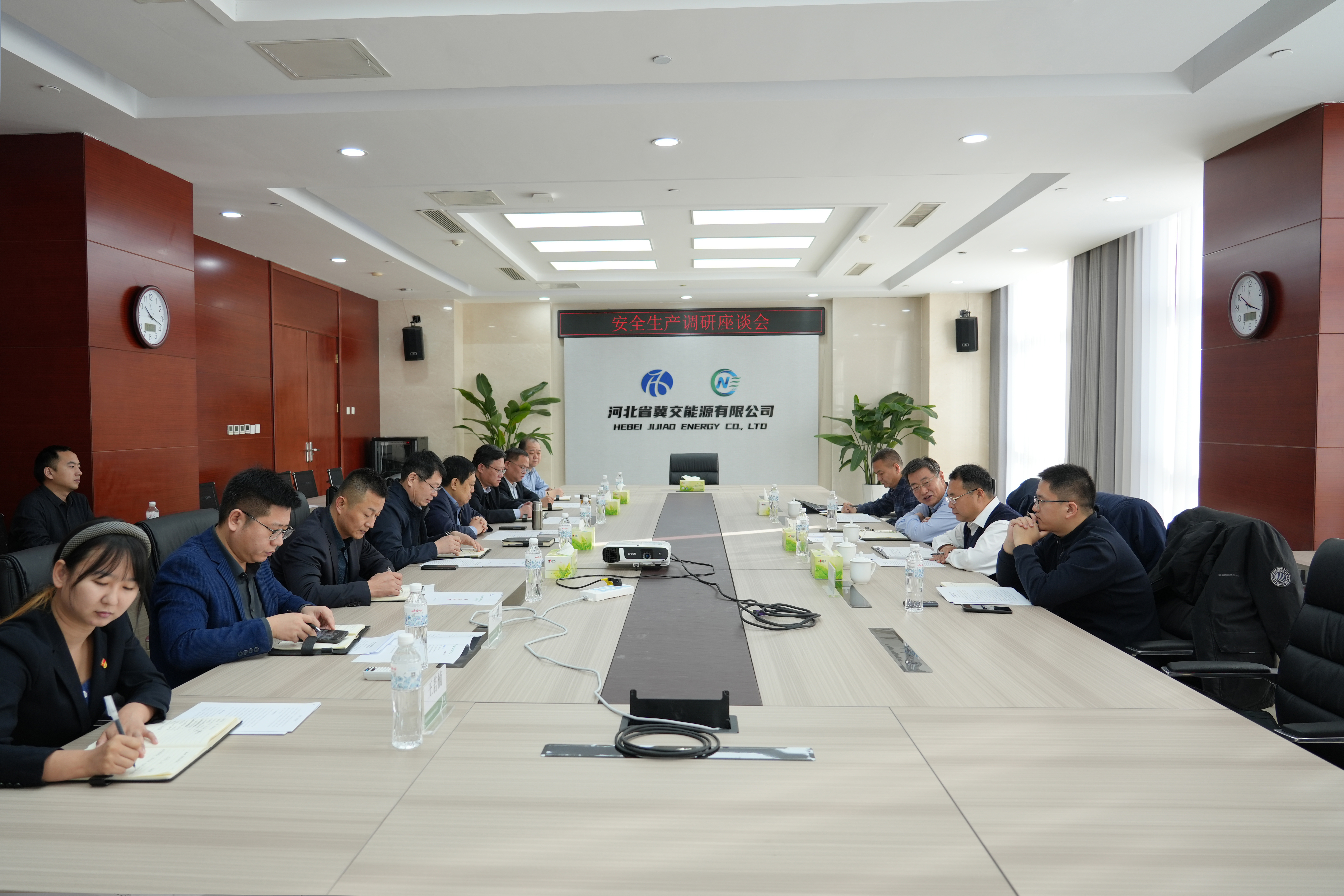 河北交投集團(tuán)黨委委員、副總經(jīng)理李敬東一行赴河北省冀交能源有限公司調(diào)研指導(dǎo)